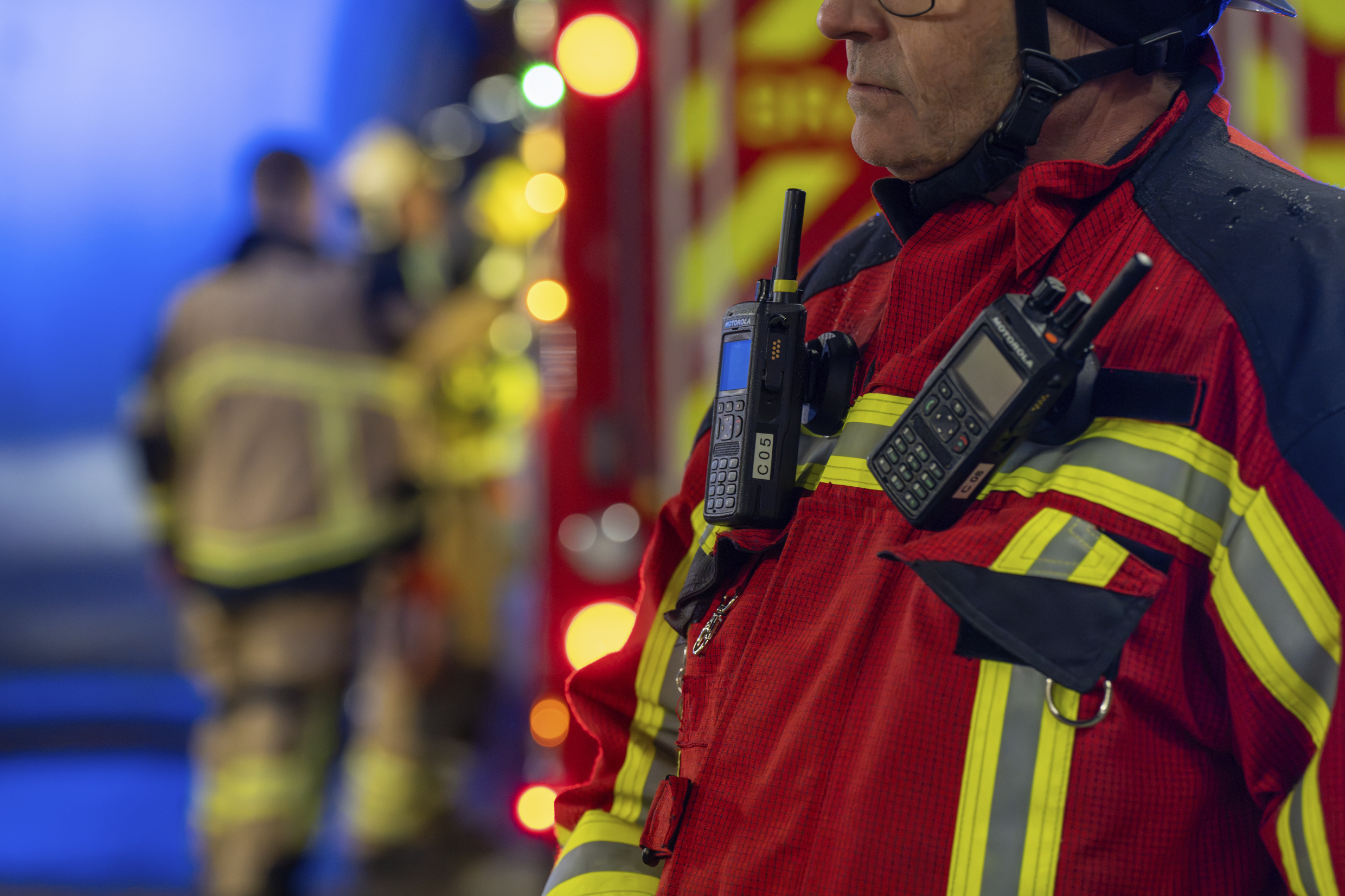 Nærbilde av en brannmann i uniform i en røykfylt tunnel