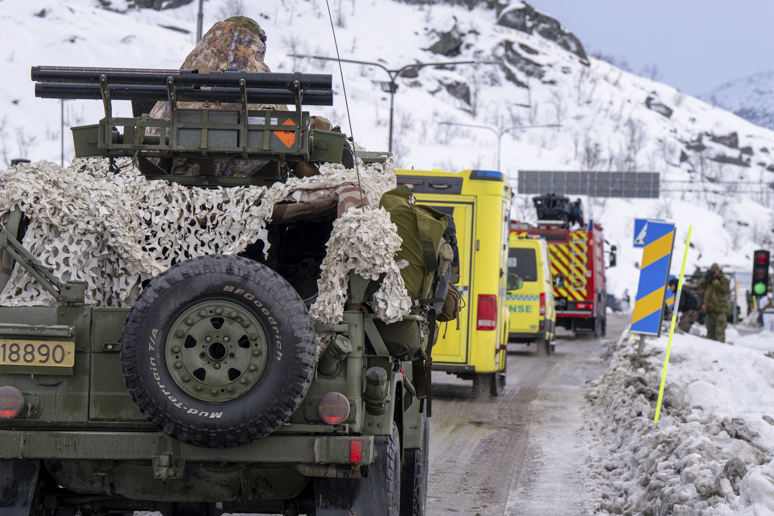 Militære og sivile kjøretøy under øvelse 