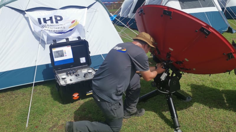 Teammedlem som setter opp satelittkommunikasjon