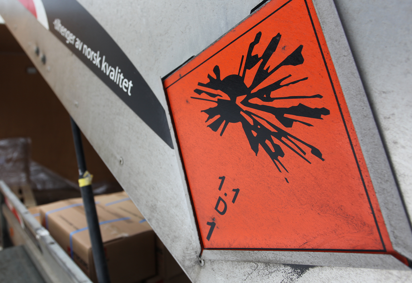 Oransje fareskilt som illustrerer eksplosjonsfare