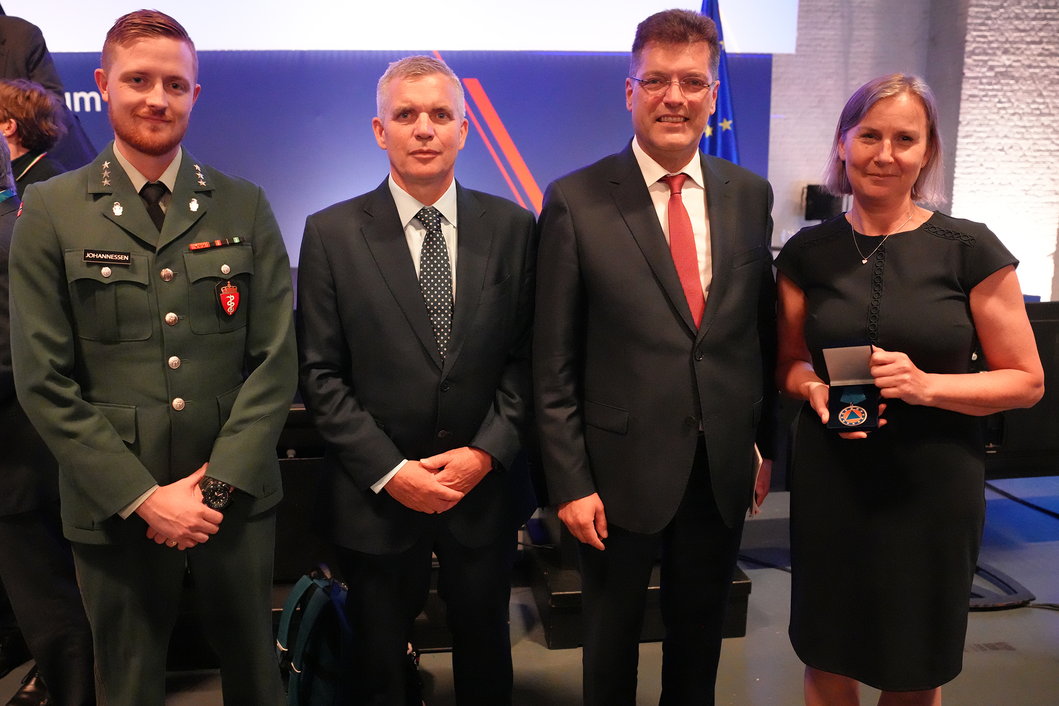 DSBs direktør Elisabeth Aarsæther med representanter fra Forsvarets sanitet og Helsedirektoratet. 