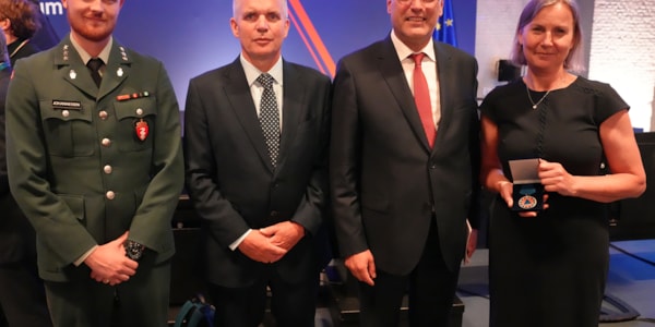 DSBs direktør Elisabeth Aarsæther med representanter fra Forsvarets sanitet og Helsedirektoratet.