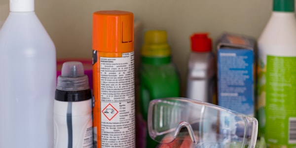 Flasker med rengjøringsmiddel i et skap