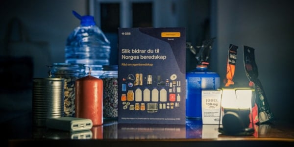 Egenberedskapsbrosjyre med vann, tørrmat, campinglykt, stearinlys og batteribank