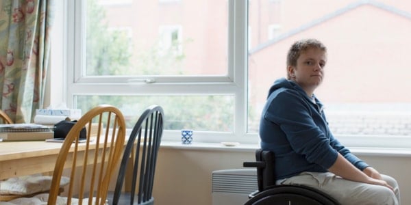 Person i rullestol i kjøkken hjemme