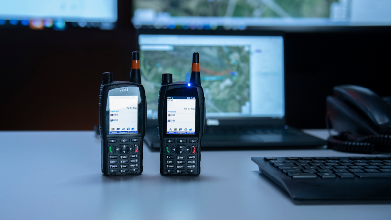 To Nødnett radioterminaler foran en OC