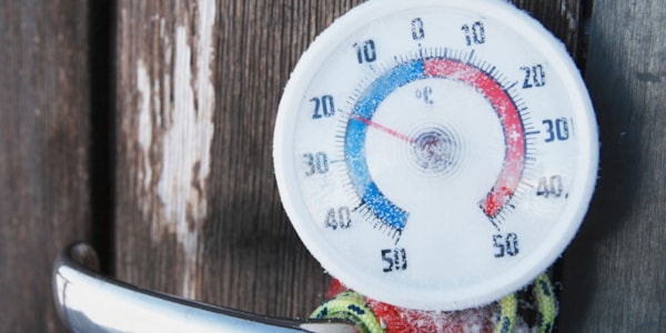 Gradestokk som viser minus 20 grader celsius. Det er rimfrost på gradestokken.