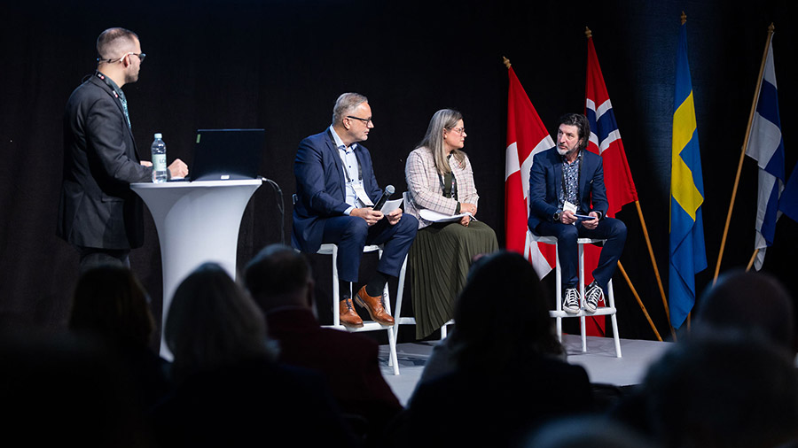 Paneldeltakere på scenen