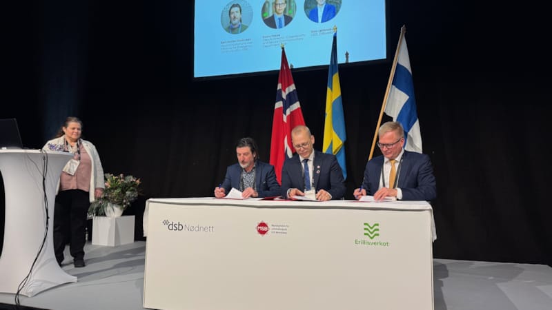 Representanter fra norske, svenske og finske myndigheter signerer avtale
