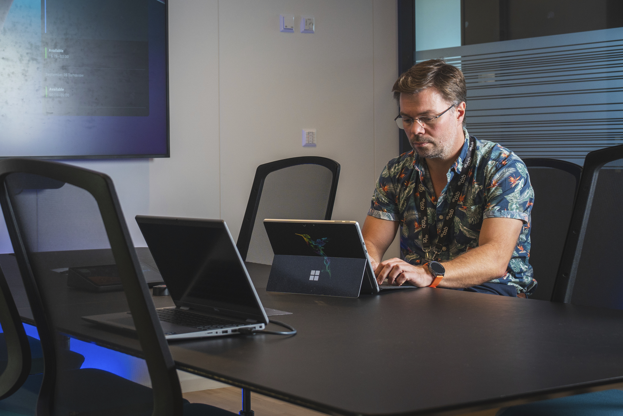 Peder Schmedling foran bærbar pc i kontorlokaler.