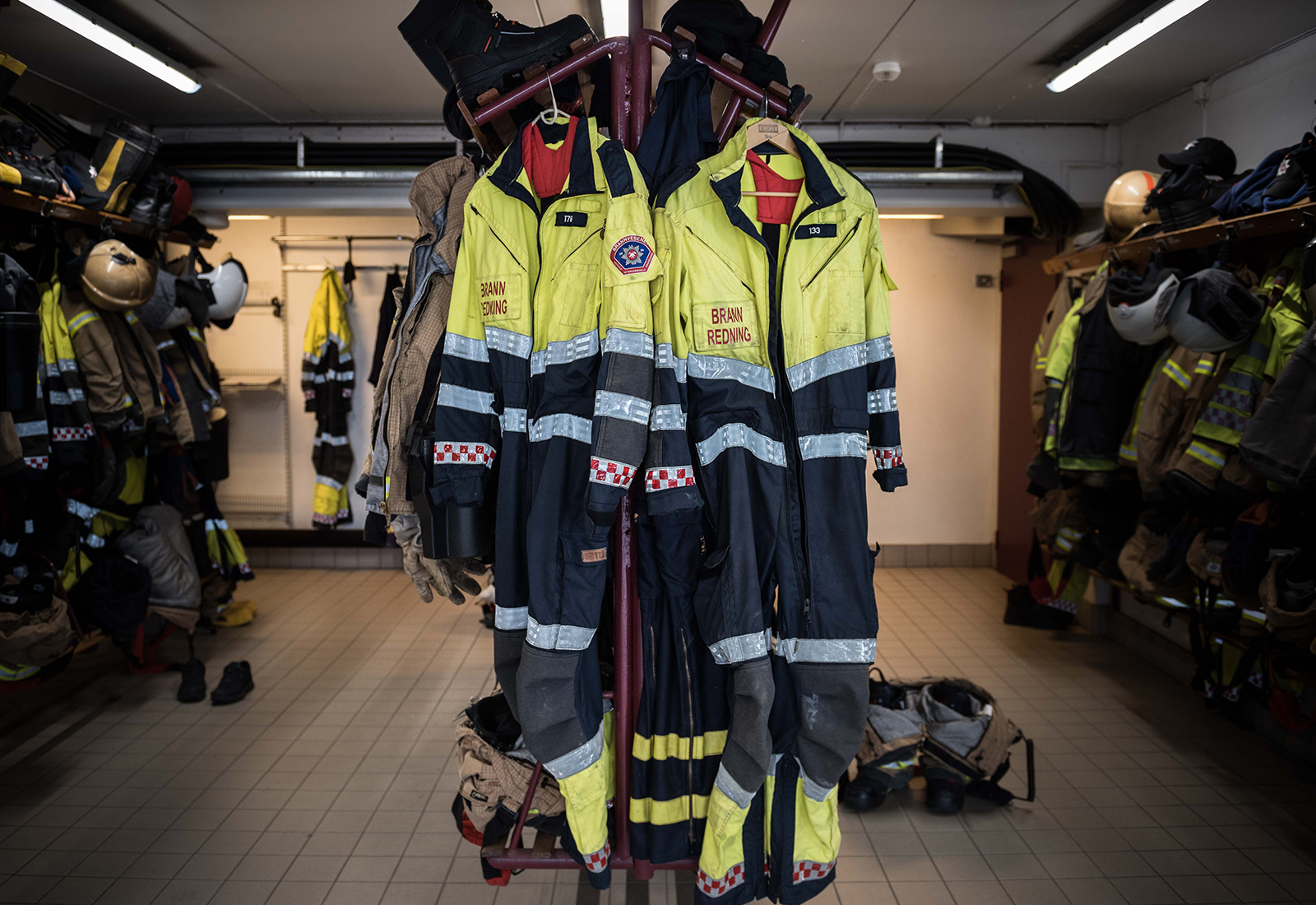 Brannmannbekledning som henger i en garderobe.