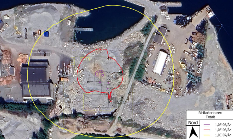 Flyfoto av anleggsområde med gul og rød markering av risikokonturer
