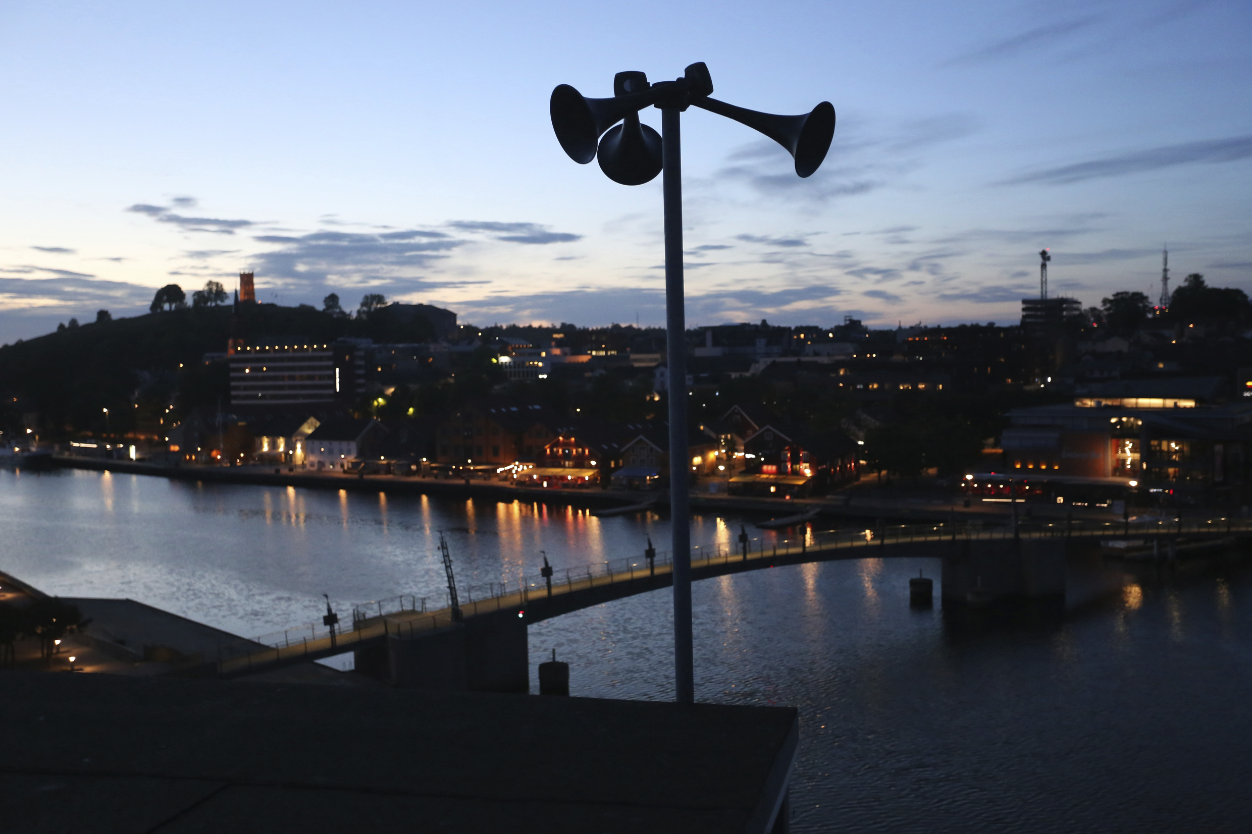 Varslingsanlegg i forgrunnen, og en by i bakgrunnen. 