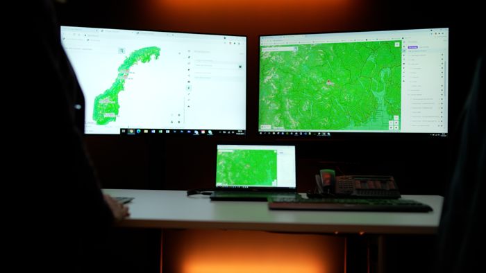 Bildet viser pc-skjermer med kart