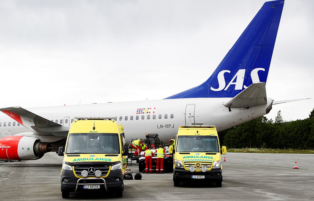 To ambulanser parkert foran et SAS-fly
