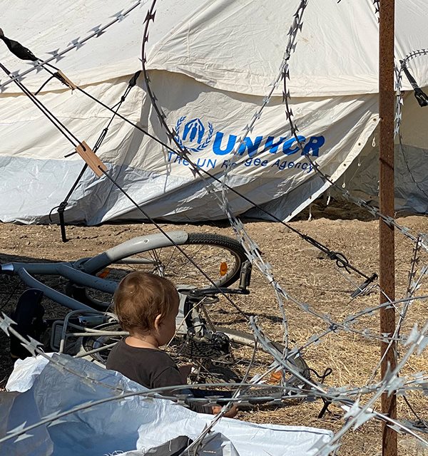 Lite barn i den nye flyktningsleiren på Lesvos