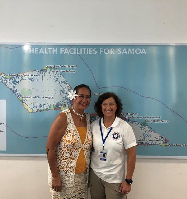 To kvinner foran kart over Samoa