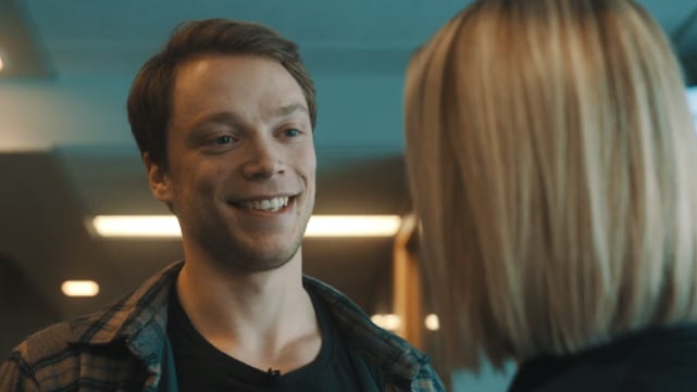 Skjermbilde fra filmen en dag i din uniform som viser ansatt i hjemmetjenesten og brann- og redningsvesenet.