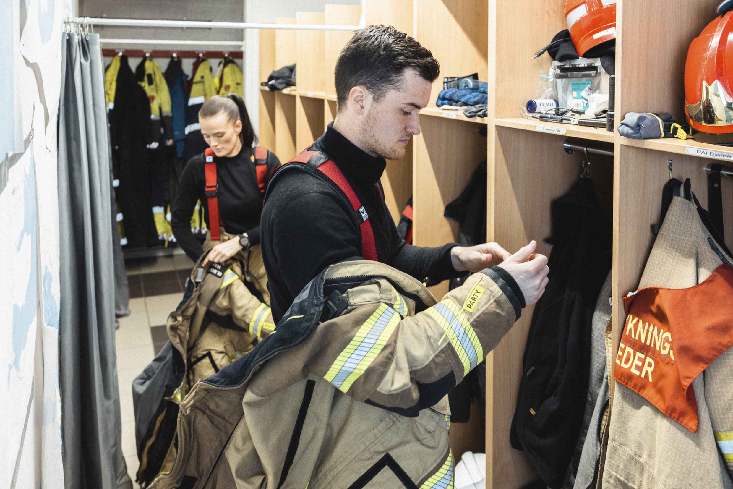 Brann- og redningsmannskap i garderobe