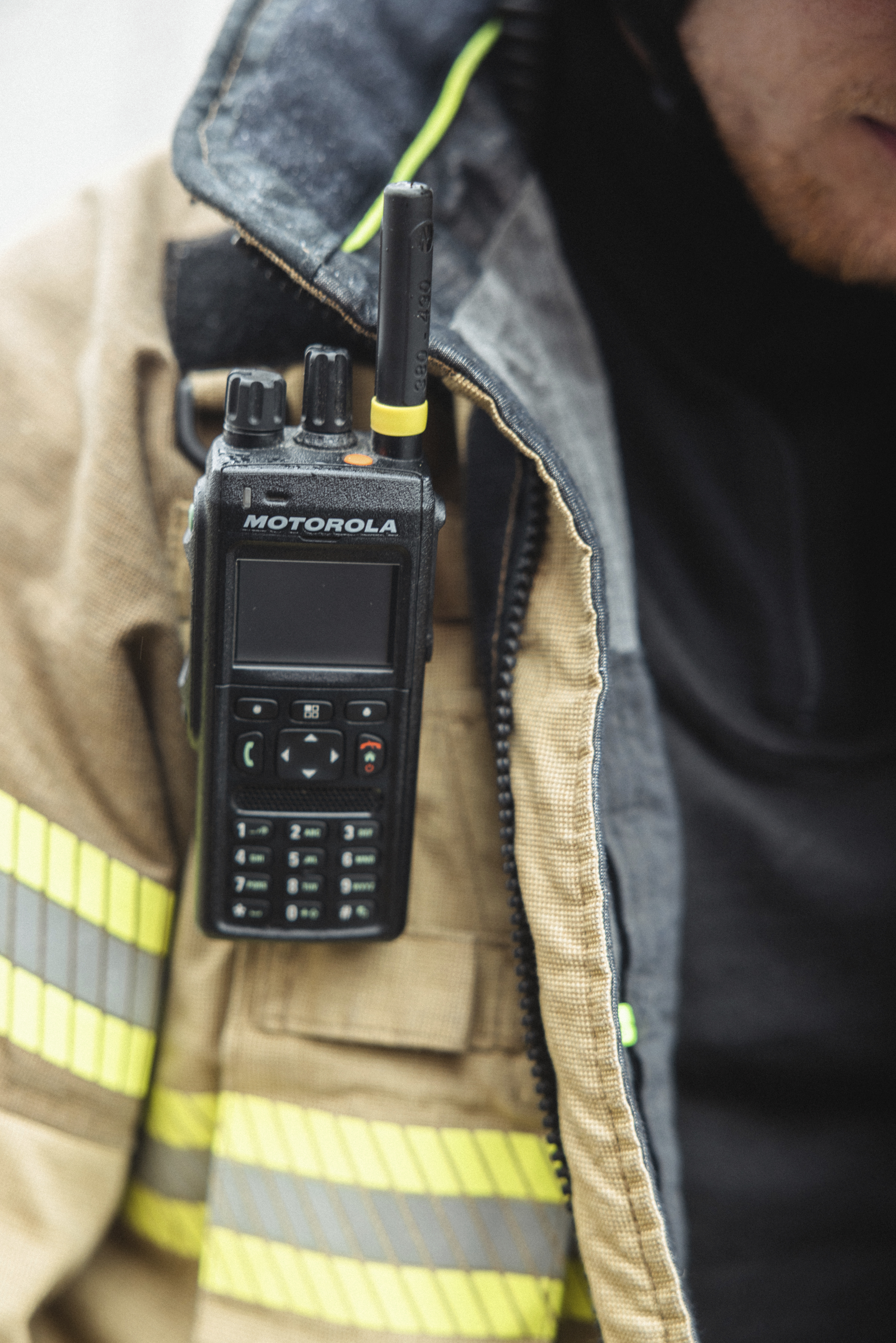 Brannmann som snakker i Nødnett-terminal