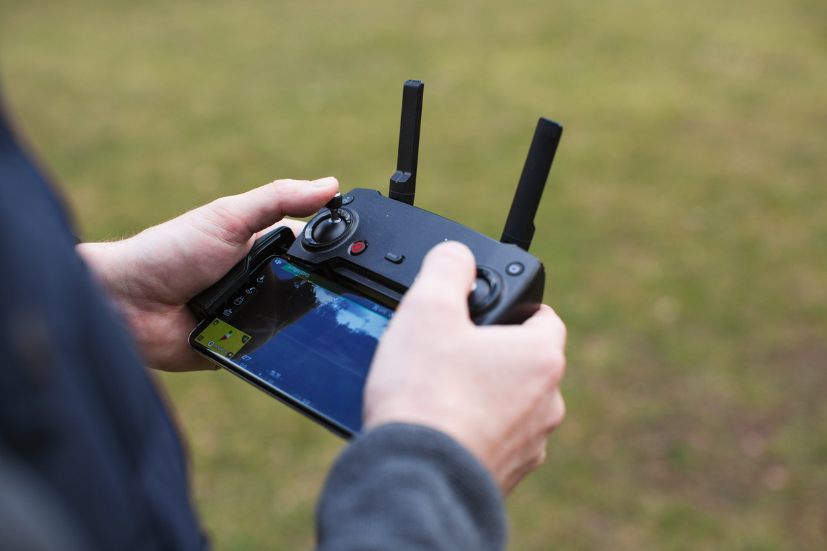 Hender som holder en moderne dronekontroll