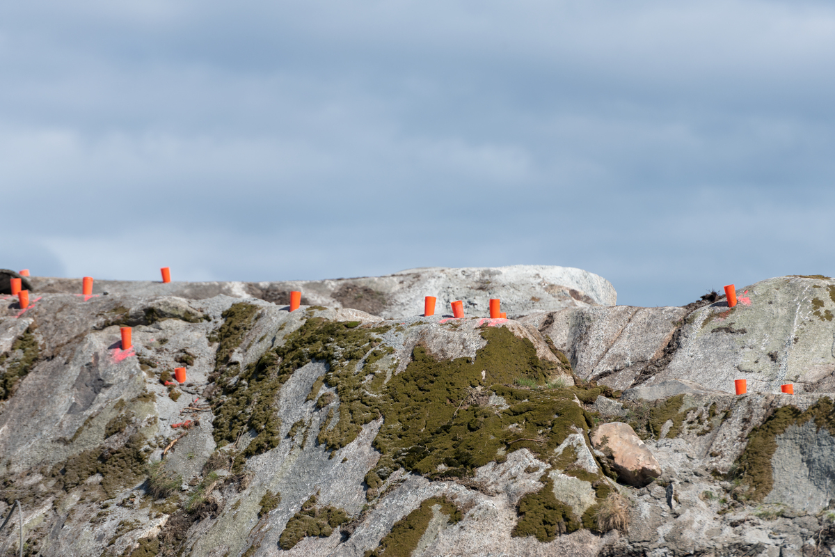 Bilde av sprengstoff i rør boret ned i fjell
