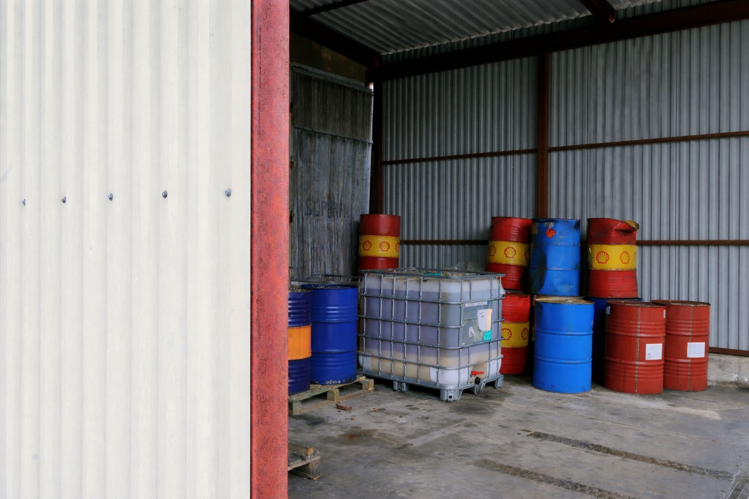 Kjemikalier lagret i en hall av bølgeblikk