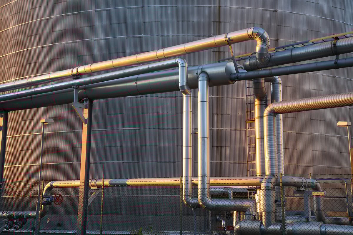 Metallrør på utsiden av en grå betongvegg