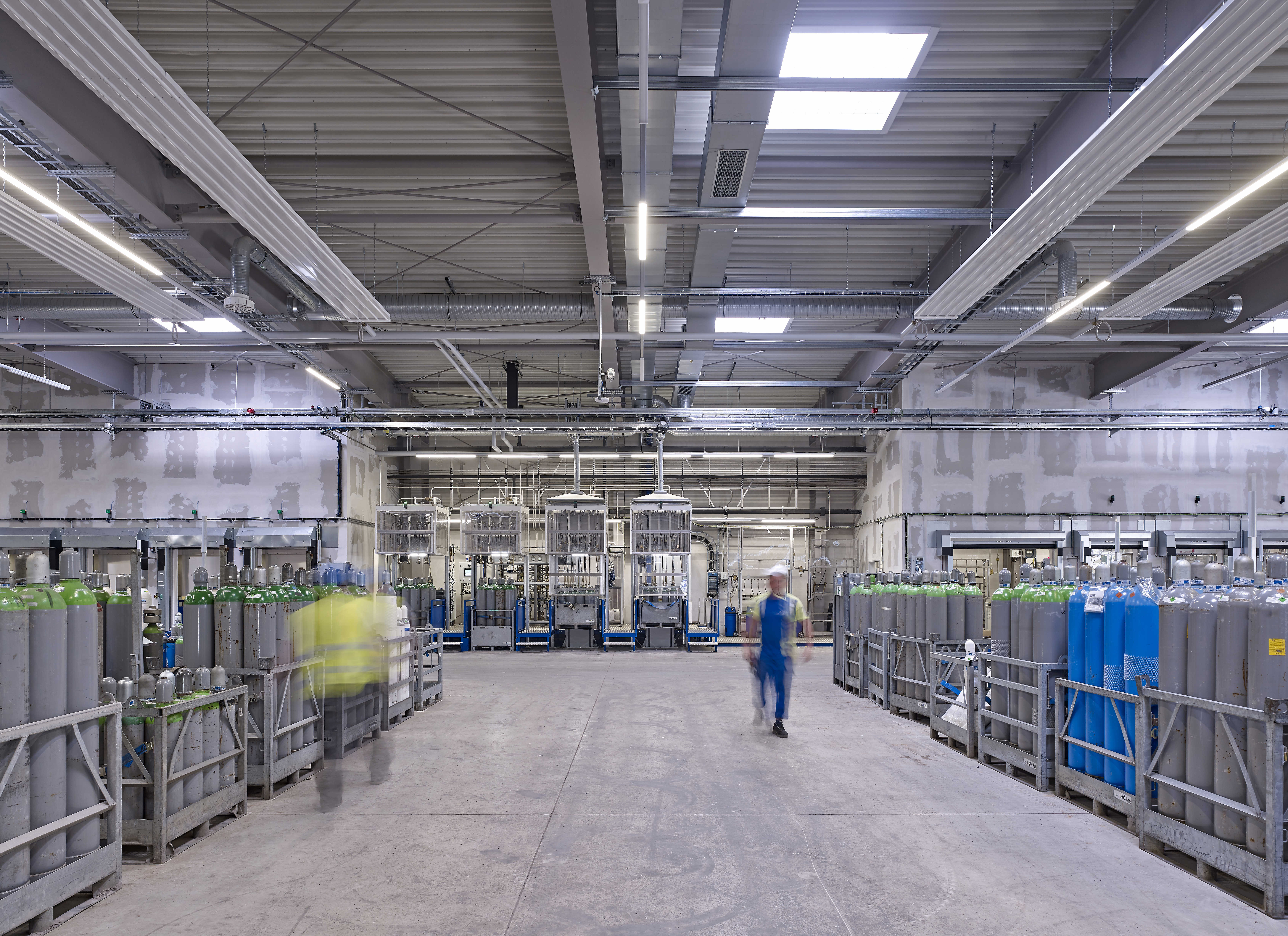 Innendørs lagring av gassflasker i et industribygg