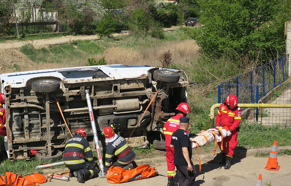 Redningspersonell øver på redning ved en veltet bil 