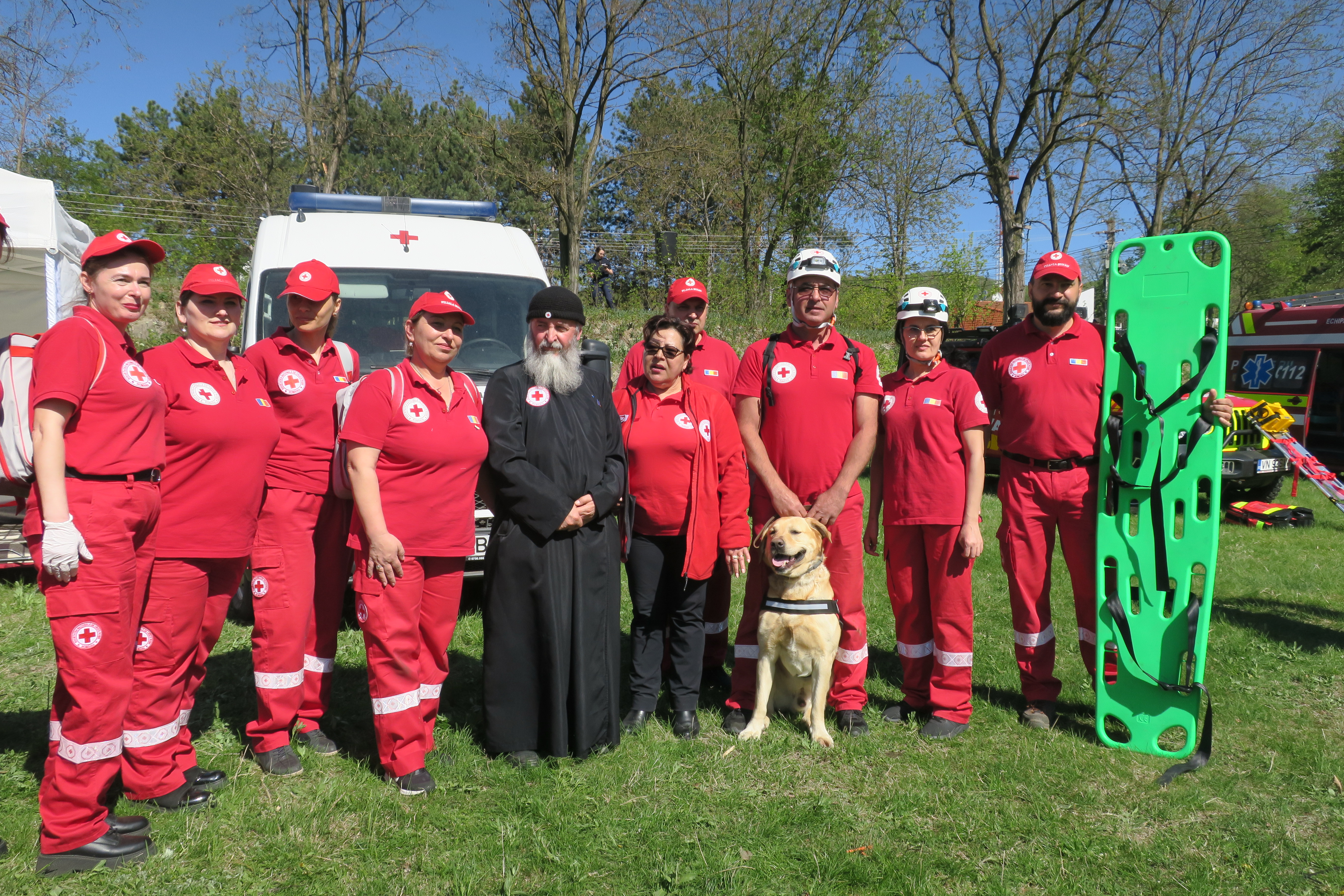 Gruppe mennesker oppstilt foran ambulanser