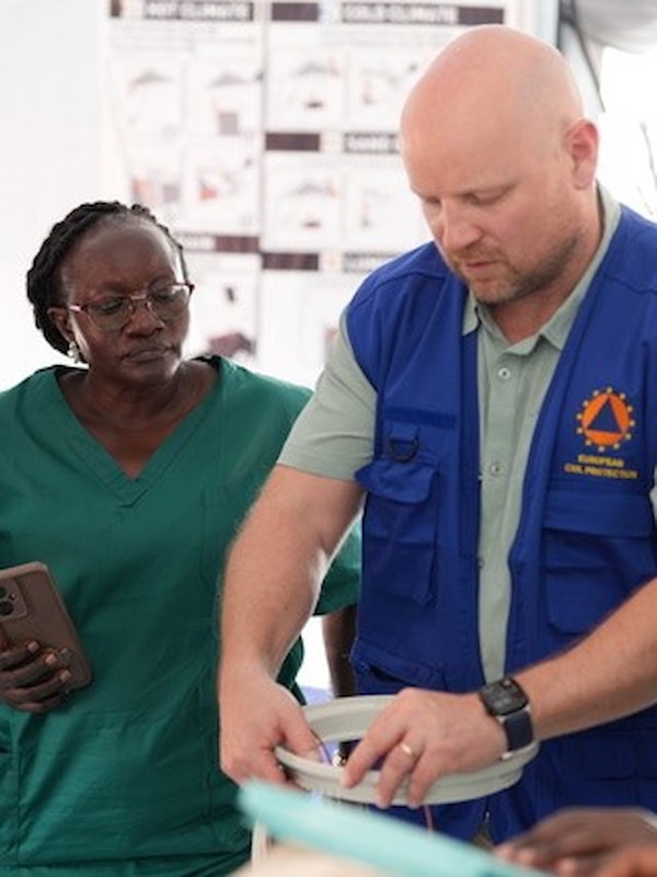 Norsk ekspert demonstrerer medisinsk utstyr for afrikanske kollegaer.