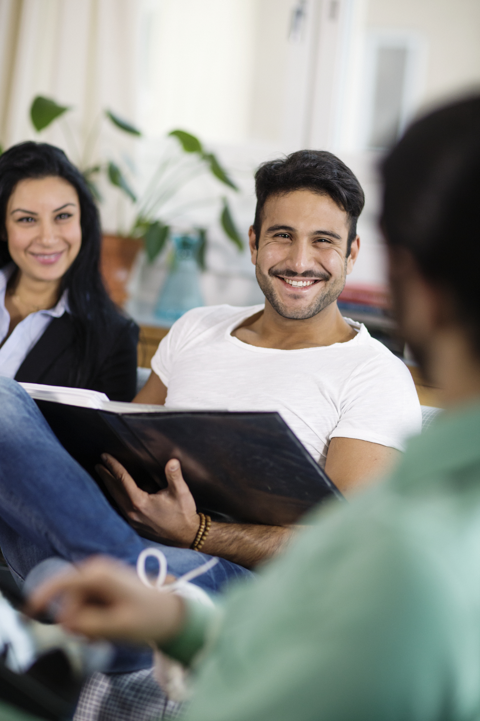 Mann i jobbintervju som smiler