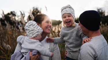 Glad familie utendørs