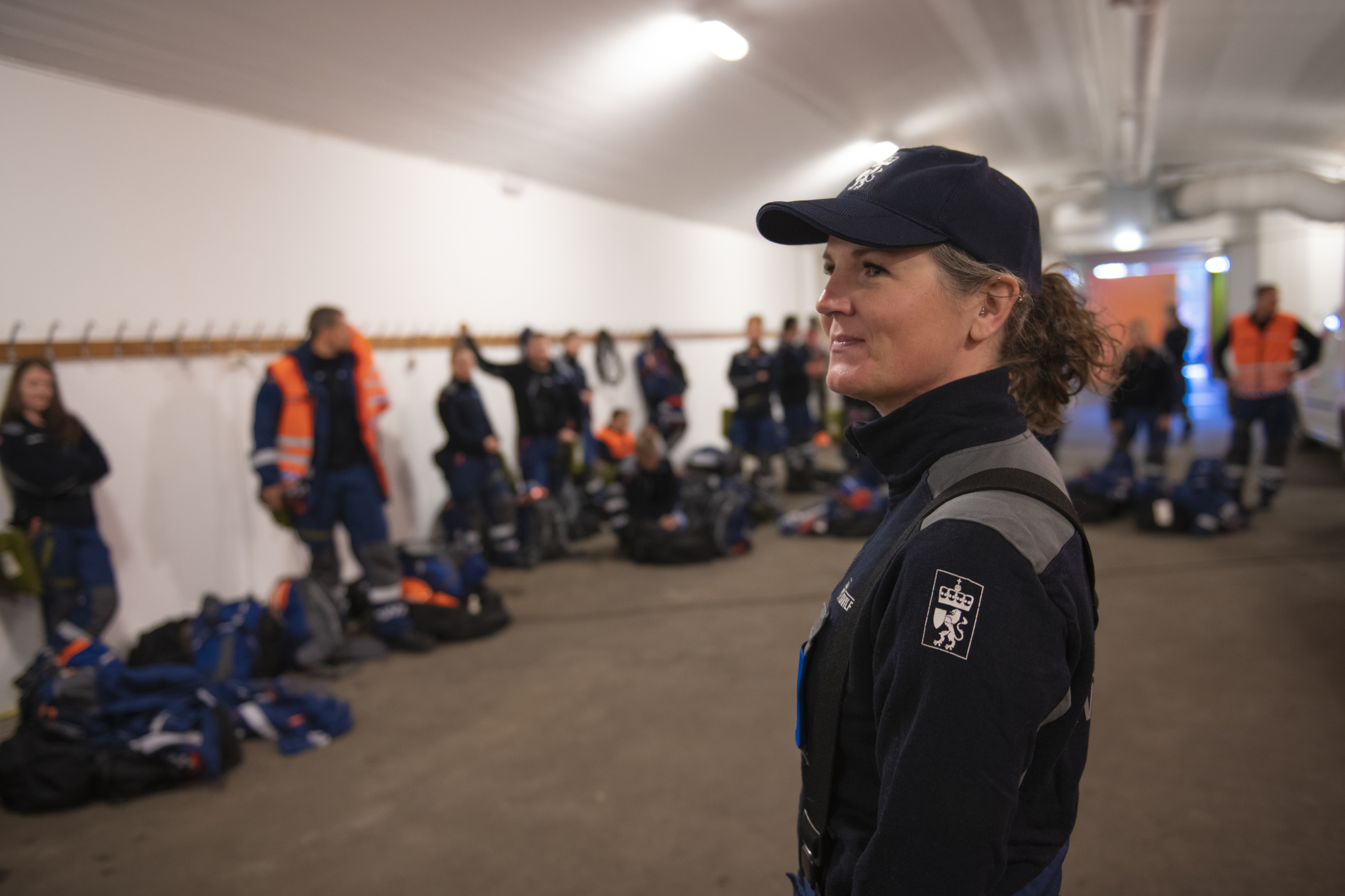 Kvinne i sivilforsvarsuniform under øvelse