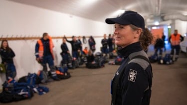 Kvinne i sivilforsvarsuniform under øvelse