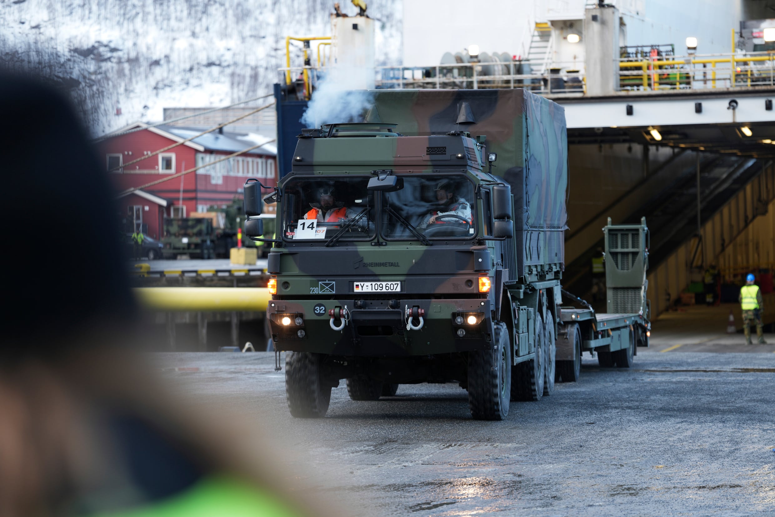 Militært kjøretøy i Narvik havn