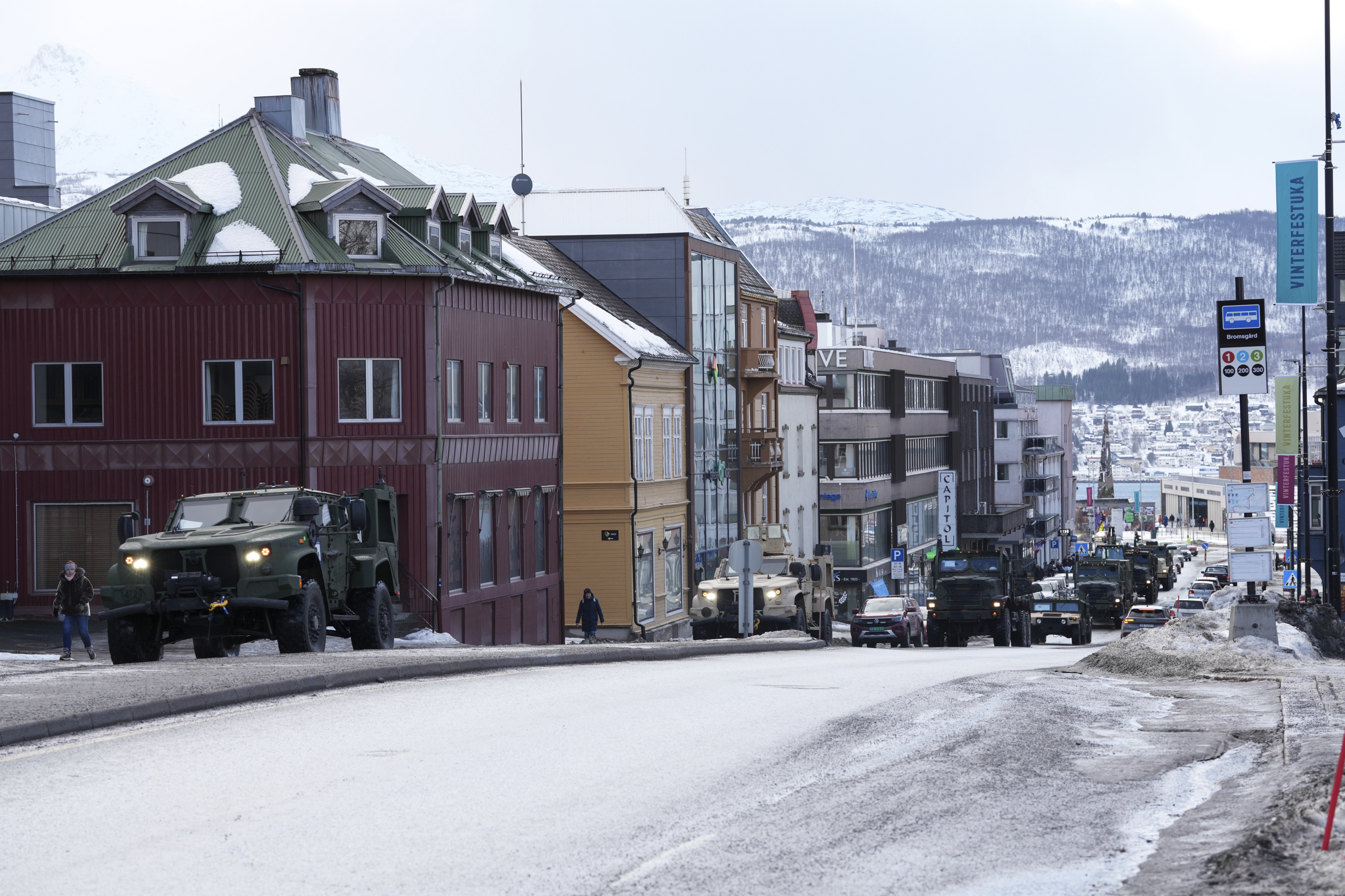 Militært kjøretøy som kjører gjennom Narvik