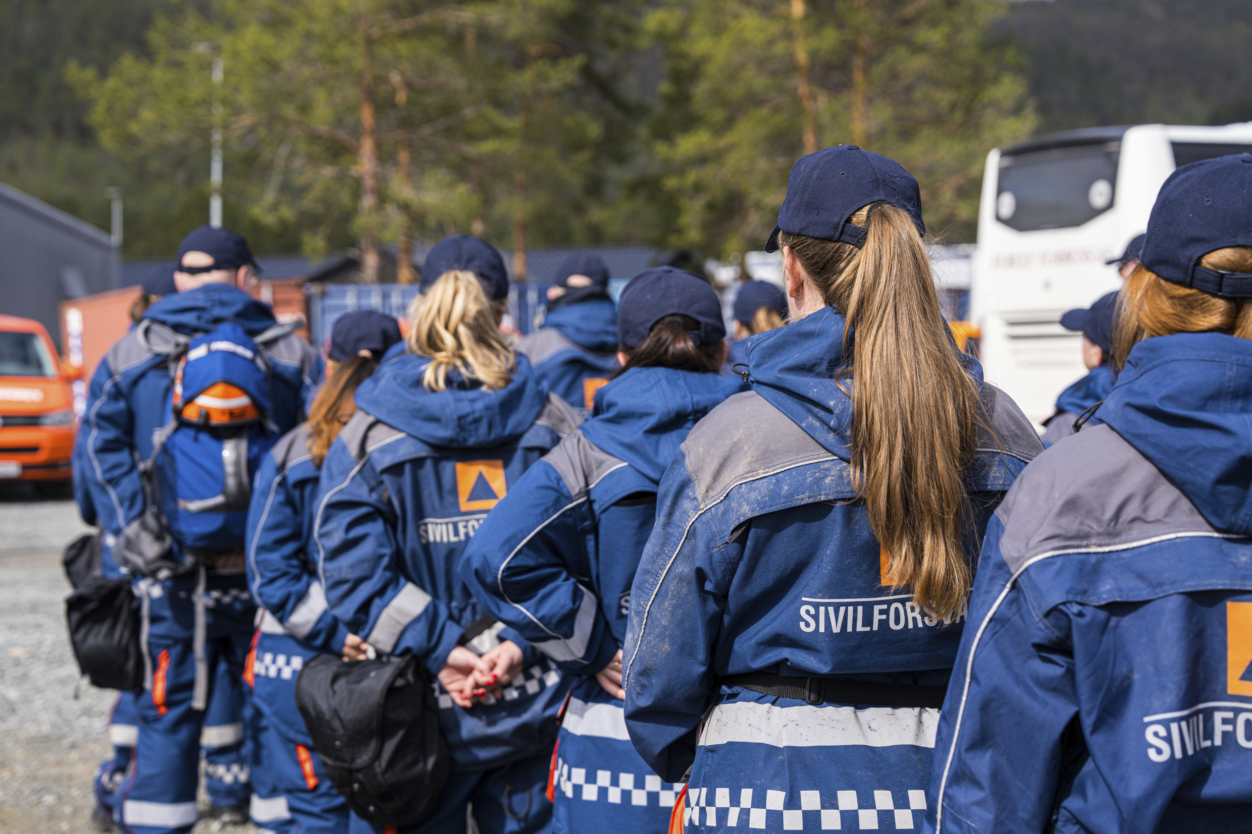 Tjenestelipliktige i Sivilforsvaret sett bakfra