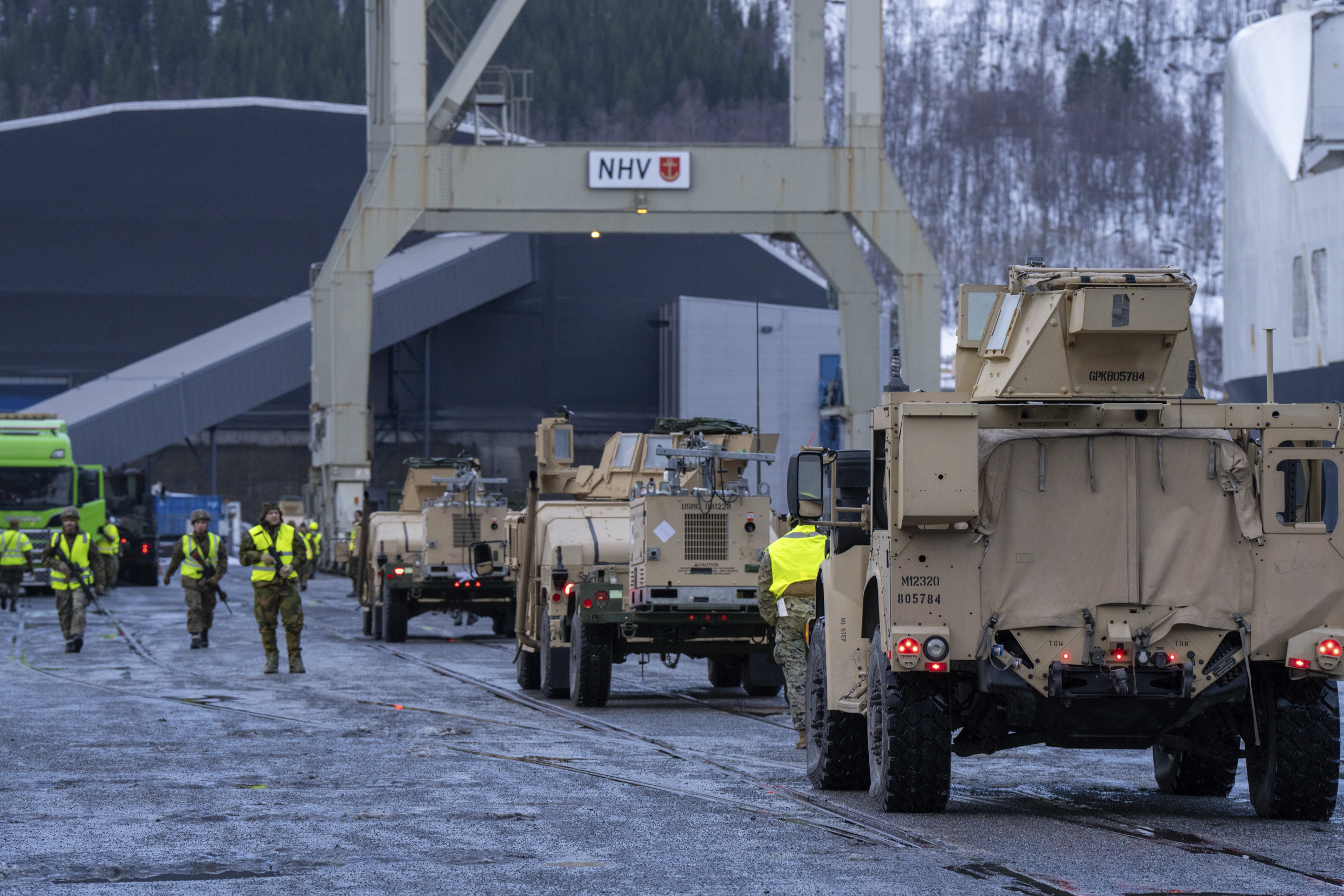 Rekke av militære kjøretøy i havn