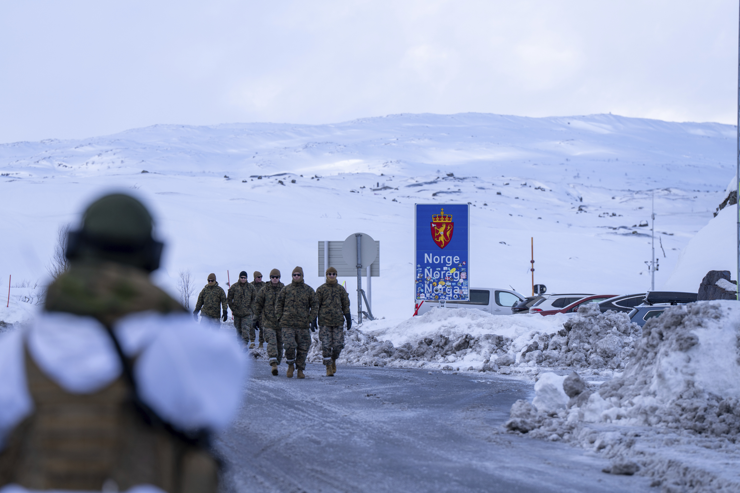 Militære i vinterlandskap ved riksgrensen