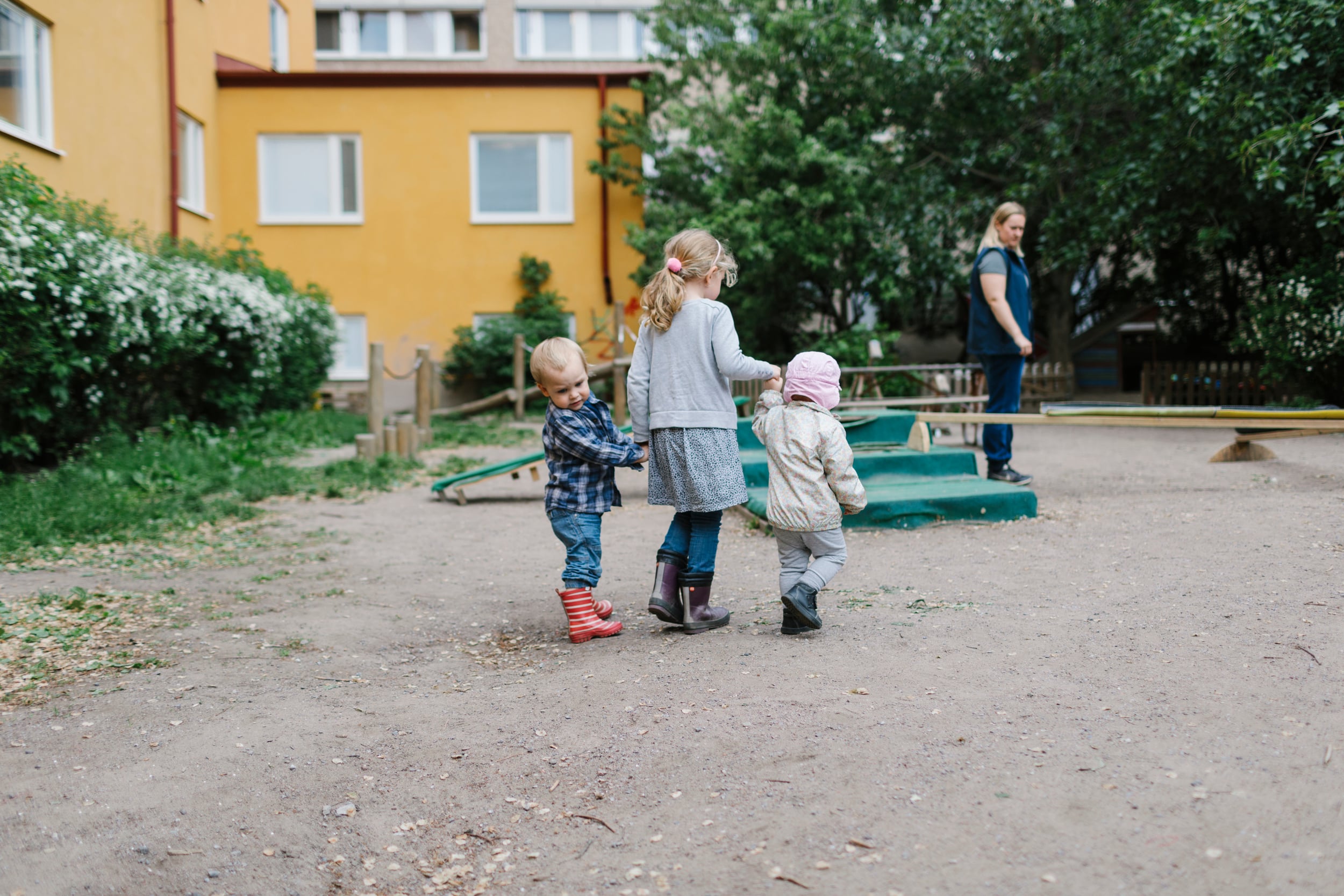 Barn som leker i en bakgård
