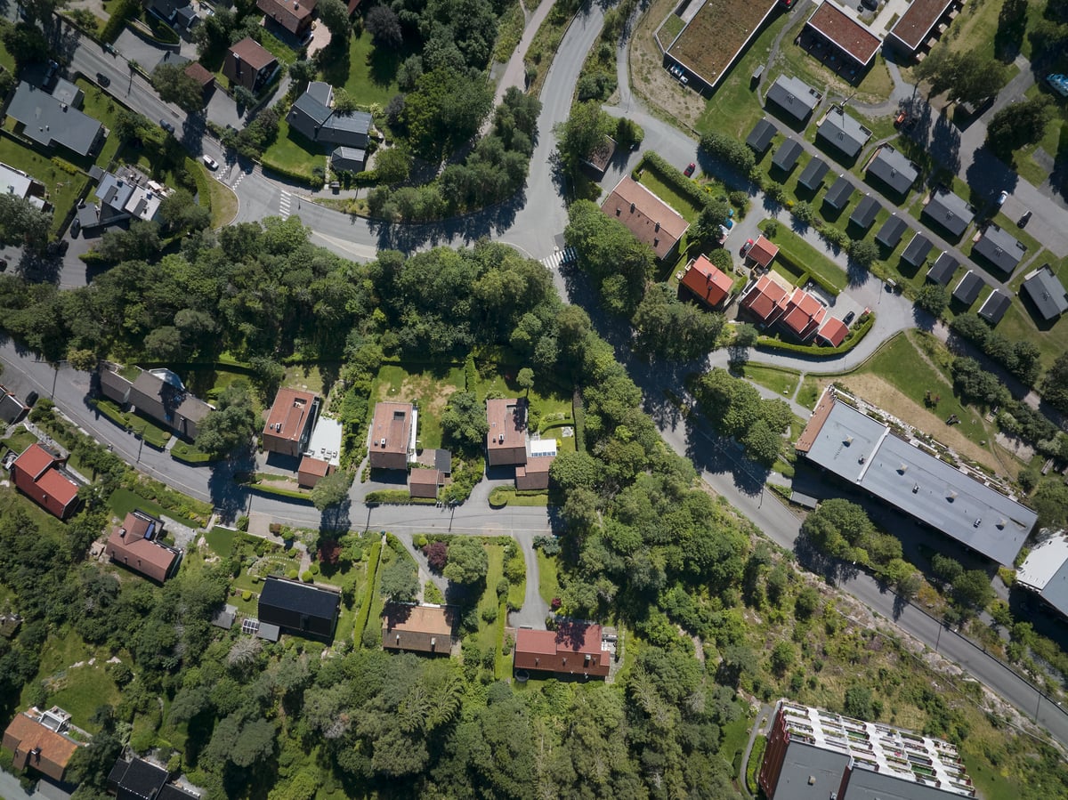 Oversiktsbilde av småhus og infrastruktur i norsk kommune