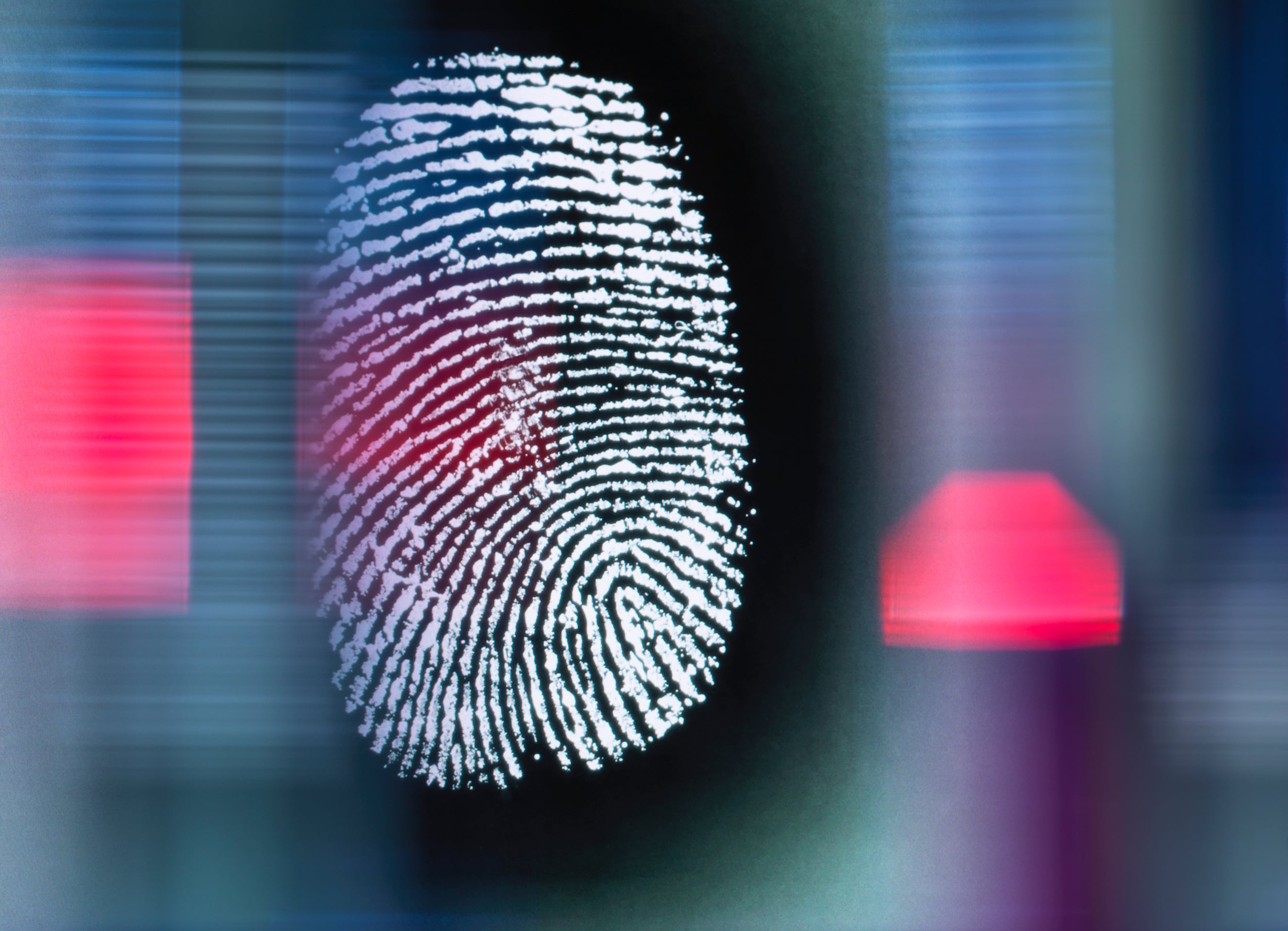 Fingeravtrykk på glass med digitale elementer