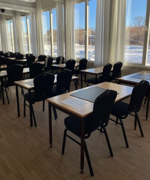 Konferansesal med bord og stoler