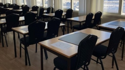 Konferansesal med bord og stoler
