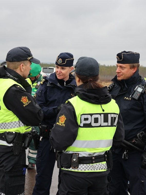 Svensk og norsk politi i samtale utendørs under øvelse
