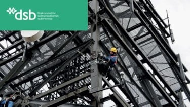 Forsidebilde fra rapporten Nødnett i bruk. På bildet er det to personer som klatrer i en mobilmast.