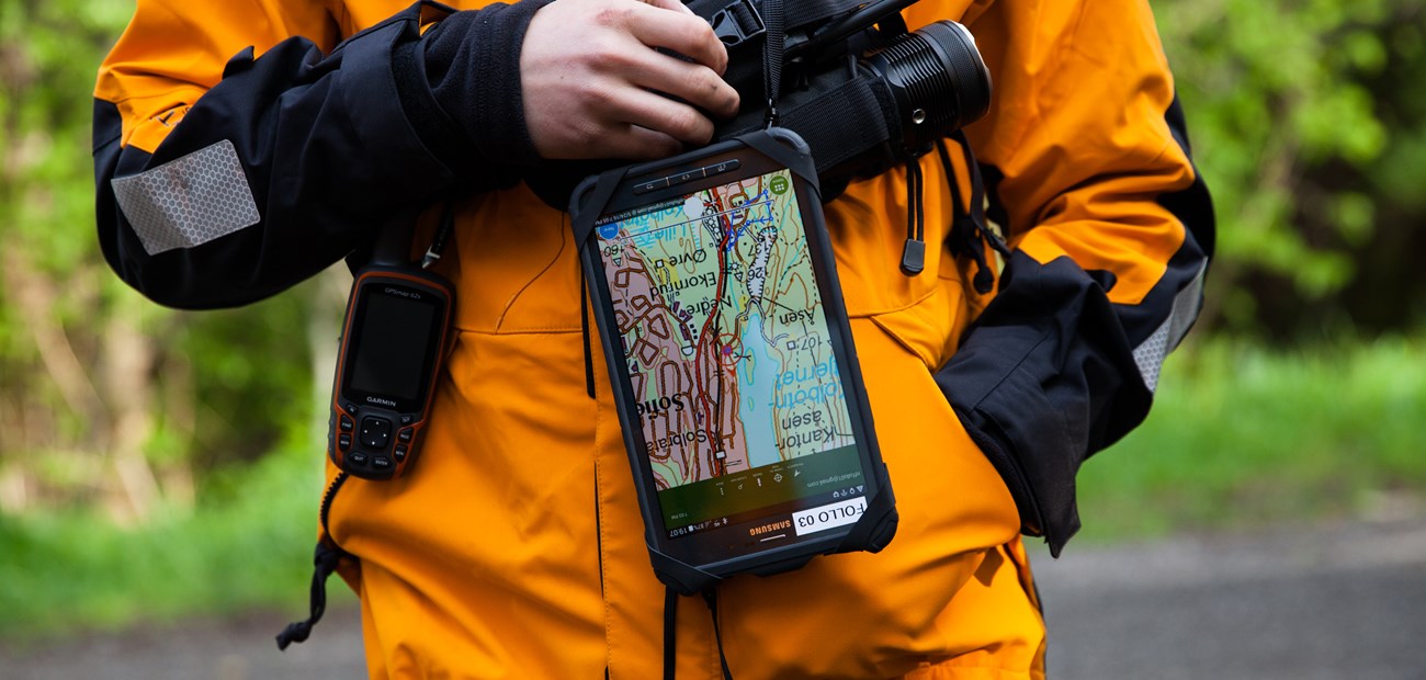 Person under øvelse som bærer på et digitalt kart