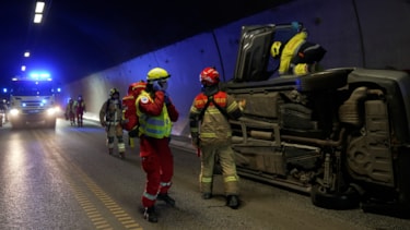 Nødetatene inne i en mørk tunnel under øvelse